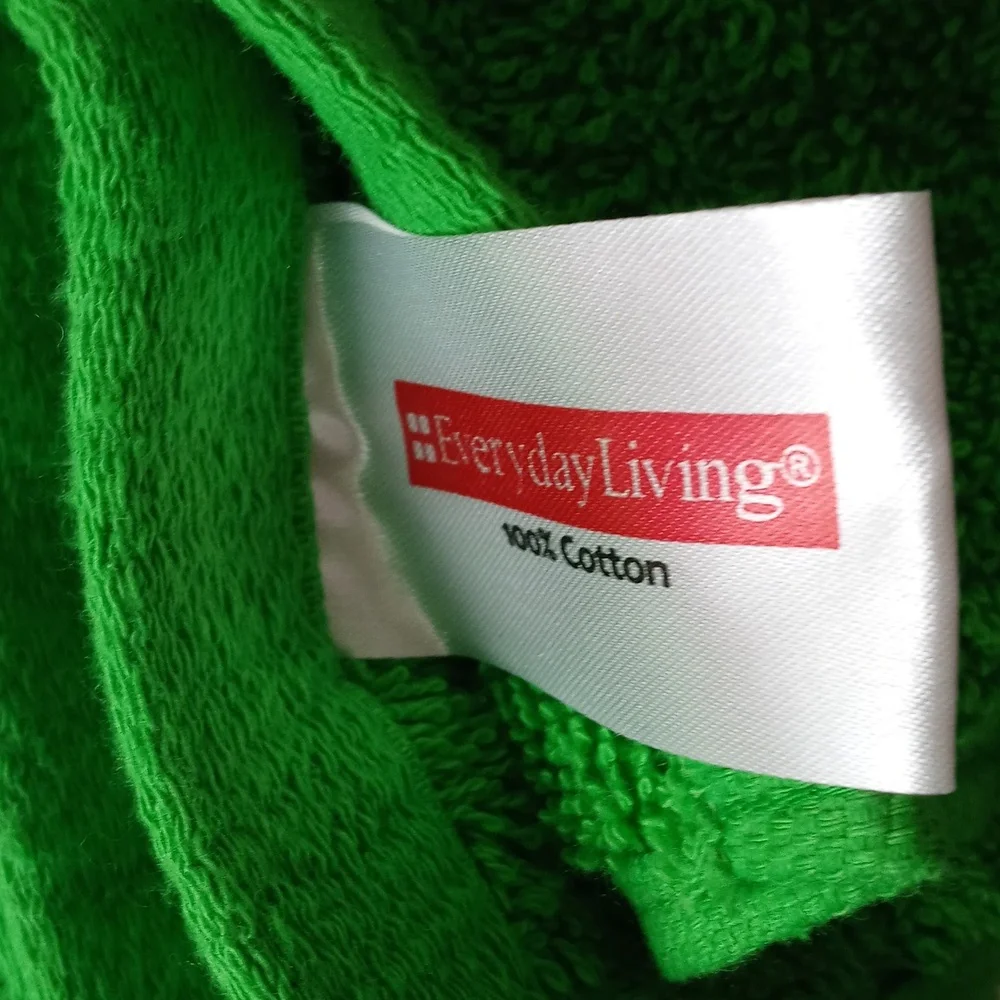 NWOT Everyday Living Green Towel Set With Embroidered Christmas Tree Patches